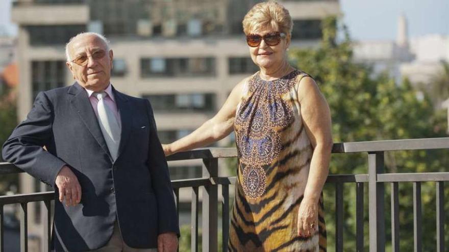 José Martínez Ríos y Amparo Morales Méndez, Miss y Míster Galicia de la tercera edad, ayer, en el Paseo de los Puentes.