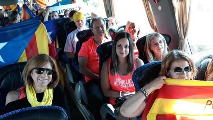 Manifestants de l&#039;Alt Urgell, viatjant en un dels autobusos que l&#039;ANC va posar a disposació des de la Seu