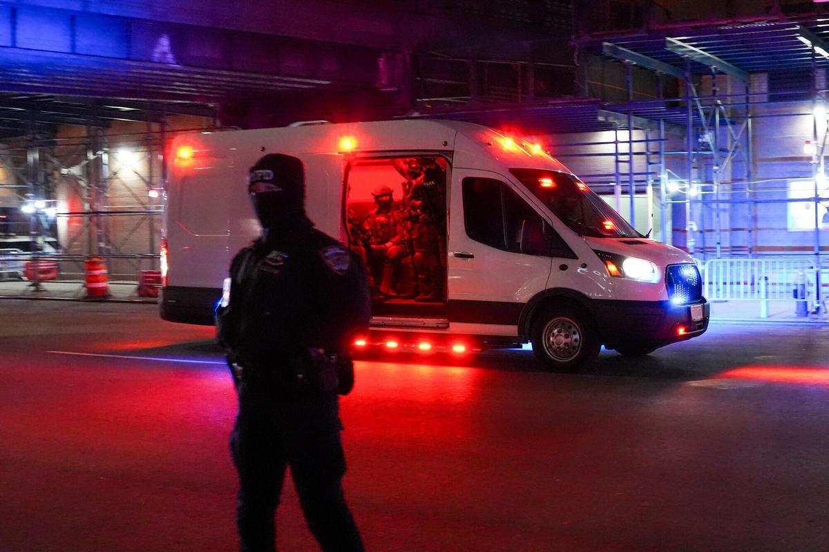 Un convoy que presuntamente transporta al expresidente venezolano Nicolás Maduro llega a las oficinas de la Administración para el Control de Drogas (DEA) en Nueva York, Estados Unidos, el sábado 3 de enero de 2026.  Maduro ha sido acusado en Estados Unidos tras ser capturado y trasladado fuera de Venezuela, después de una serie de ataques aéreos que suponen una escalada extraordinaria en la campaña de meses de la administración de Donald Trump contra el país.