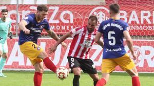 Acción de balón dividido en el Zamora - Andorra