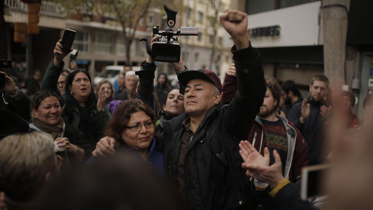 Fuerte presencia policial en el desahucio de una familia en el barrio de Gràcia, en Barcelona