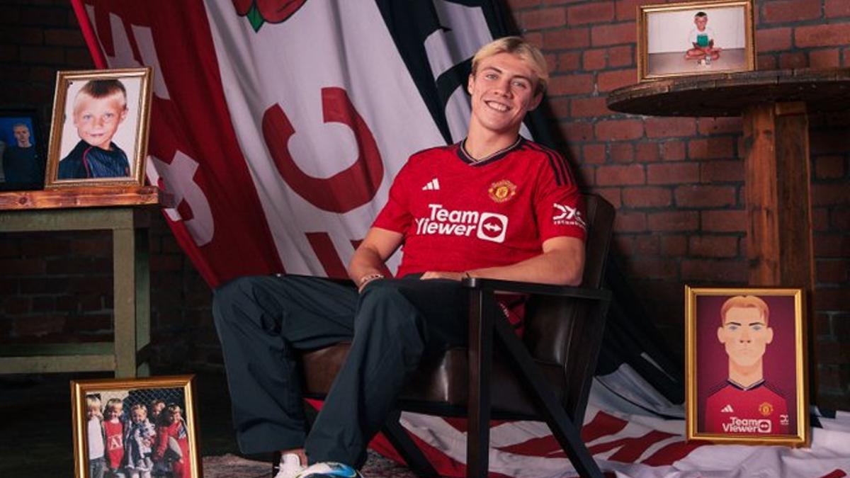 Rasmus Højlund con la elástica del Manchester United