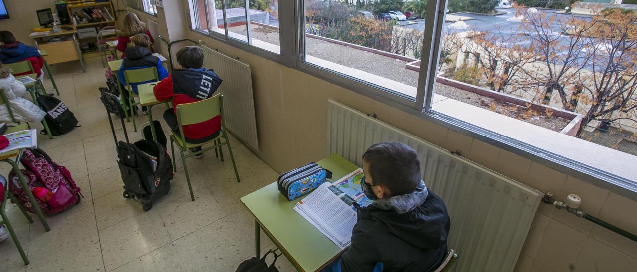 Fotografía de archivo de un colegio en la provincia de Alicante.