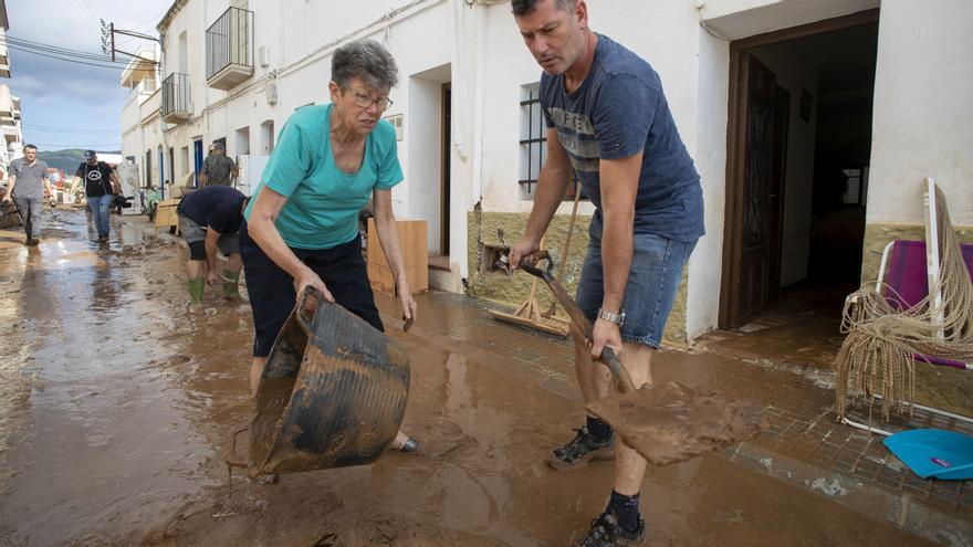 Los vecinos del Montsià (Tarragona) trabajan contra los efectos del temporal