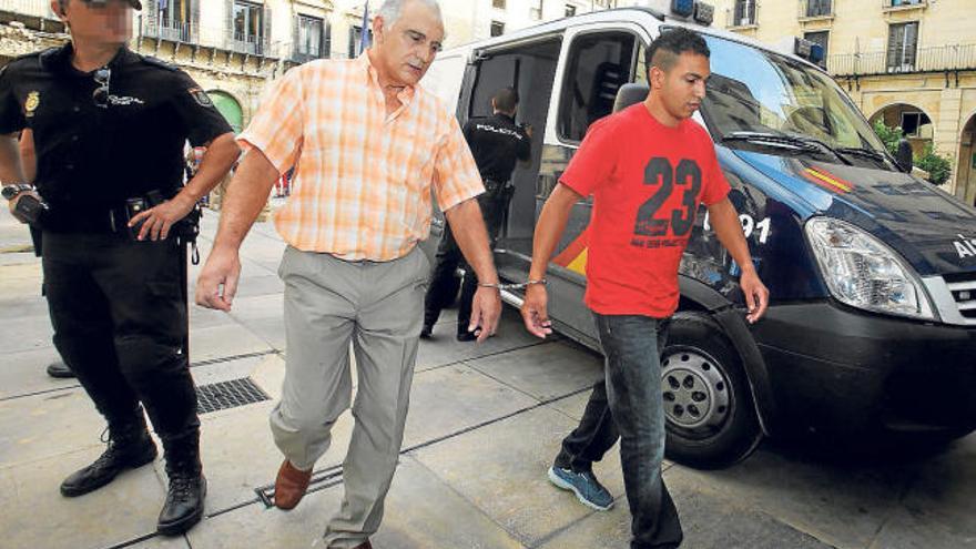 Los acusados, José María Z. B. (izda.) y Hassan E. S. (derecha) bajan del coche policial ayer