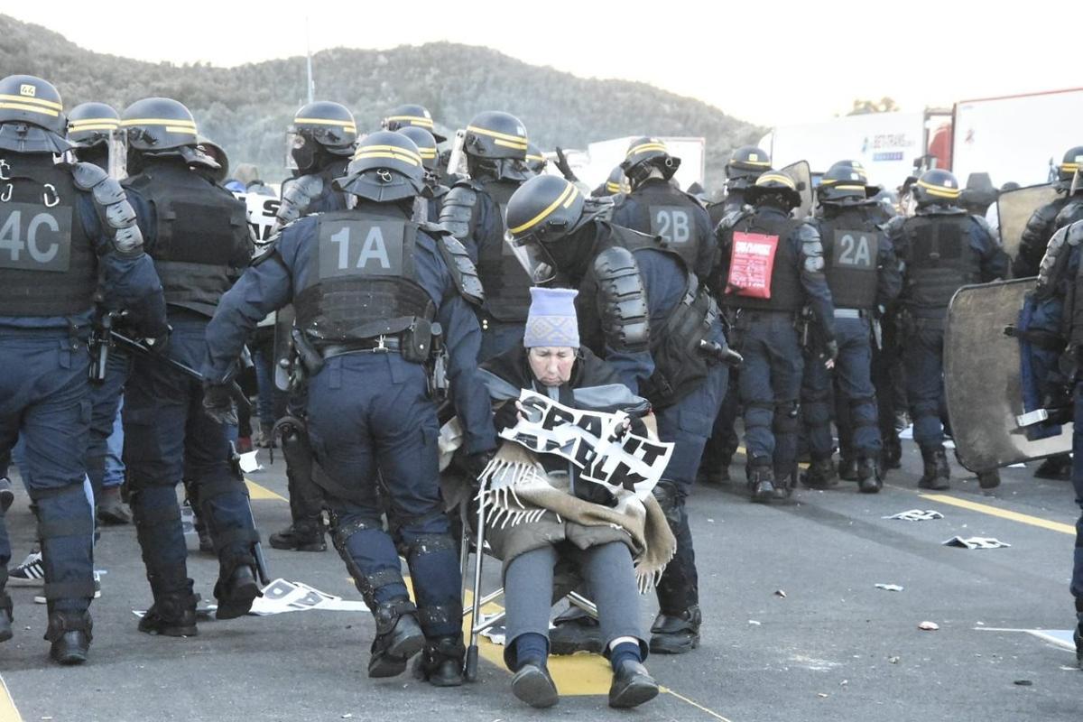 Desalojo de manifestantes en La Jonquera