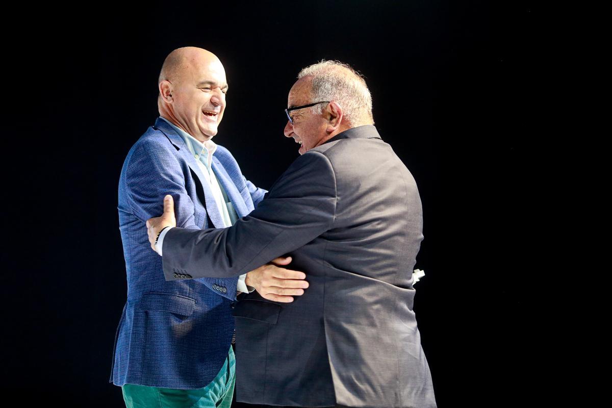 Vicent Marí se abraza con el expresidente Pere Palau.