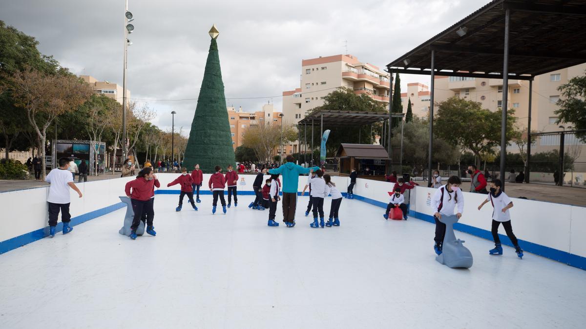 La pista de patinaje sobre hielo, en la Plaza de Antoni Albert i Nieto.