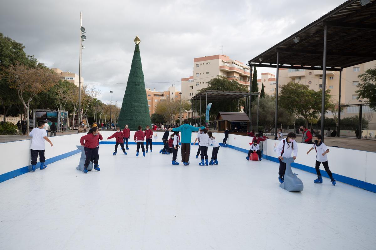 IBIZA PLAZA ALBERT I NIETO PISTA PATINAJE Y PREPARATIVOS NAVIDAD