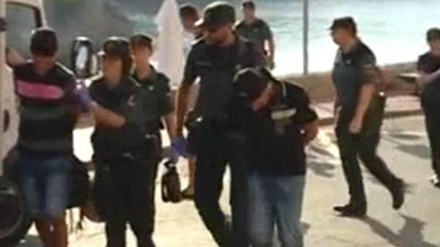 Agentes de la Guardia Civil acompañan a ilegales detenidos ayer en Cala Figuera.