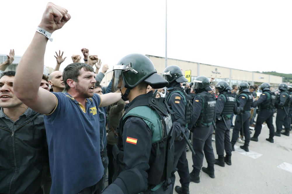 La Guàrdia Civil desallotja per la força el pavelló de Sant Julià de Ramis