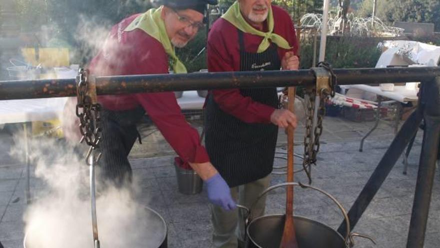 En la trobada es van poder degustar els brous i escudelles que van elaborar els participants a la plaça de Prat de la Riba