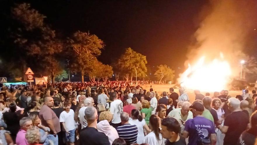 La noche de San Xoán en la explanada de Samertolaméu, en Meira (Moaña)