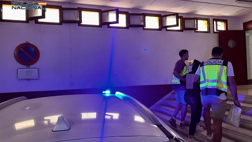 In Tenerife, thieves were arrested for stealing almost 10,000 euros from a store.