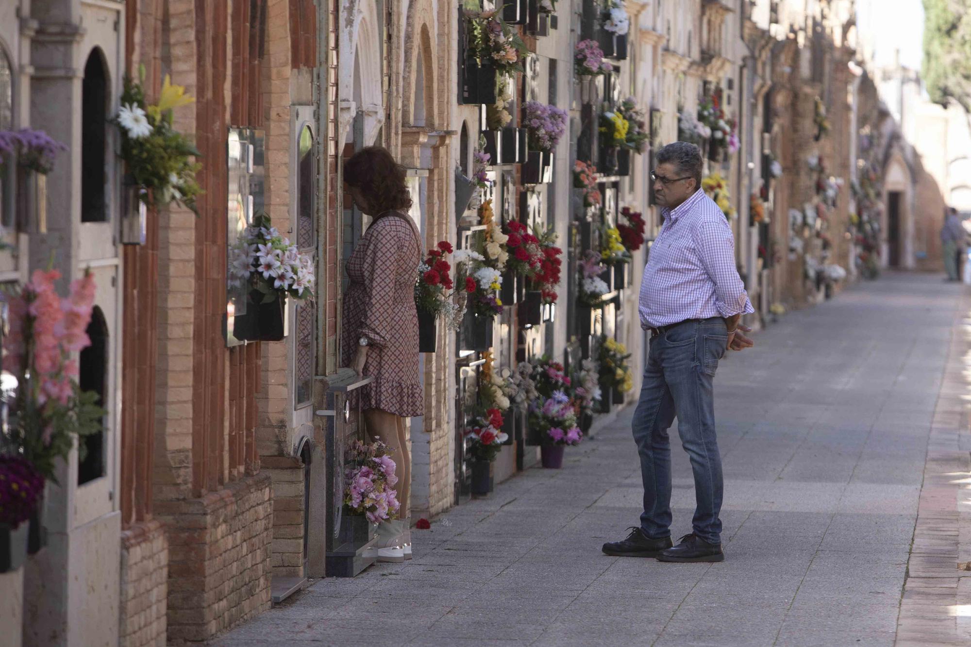 Día de Todos los Santos en el cementerio municipal de Alzira