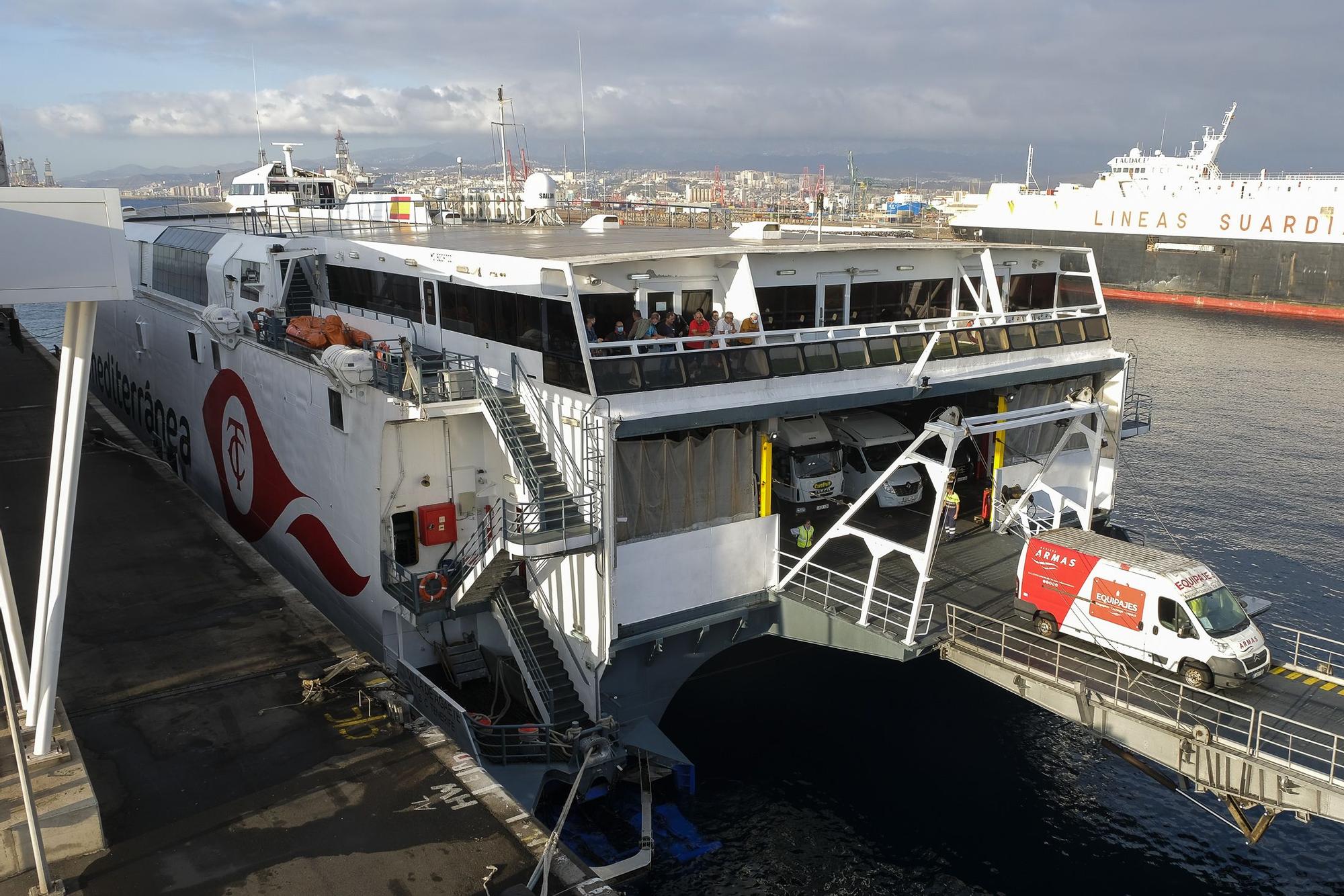 Viajeros interinsulares en el puerto de La Luz