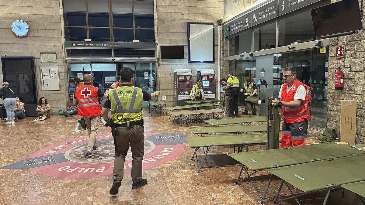 Cruz Roja y personal de Adif organizaron la instalación de las camas mientras los viajeros esperaban.