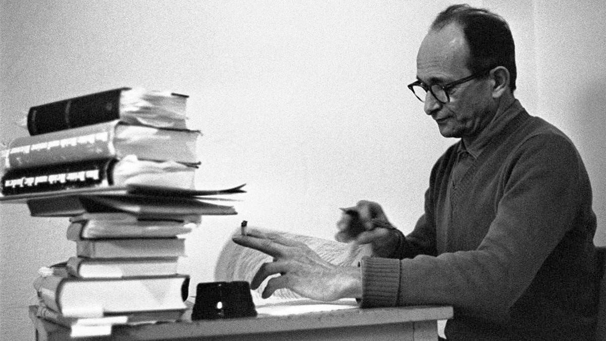 Eichmann, escribiendo cartas en su celda de la prisión israelí, en 1961.