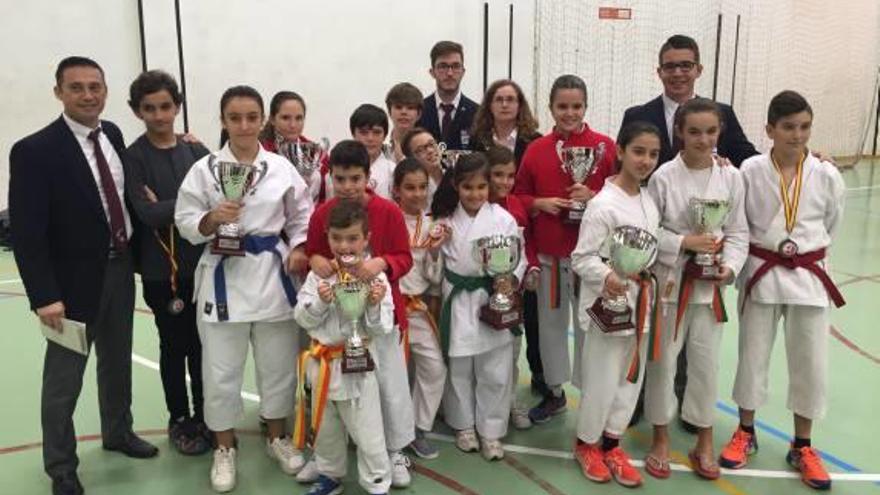 El equipo de karate logra 11 medallas en Quart