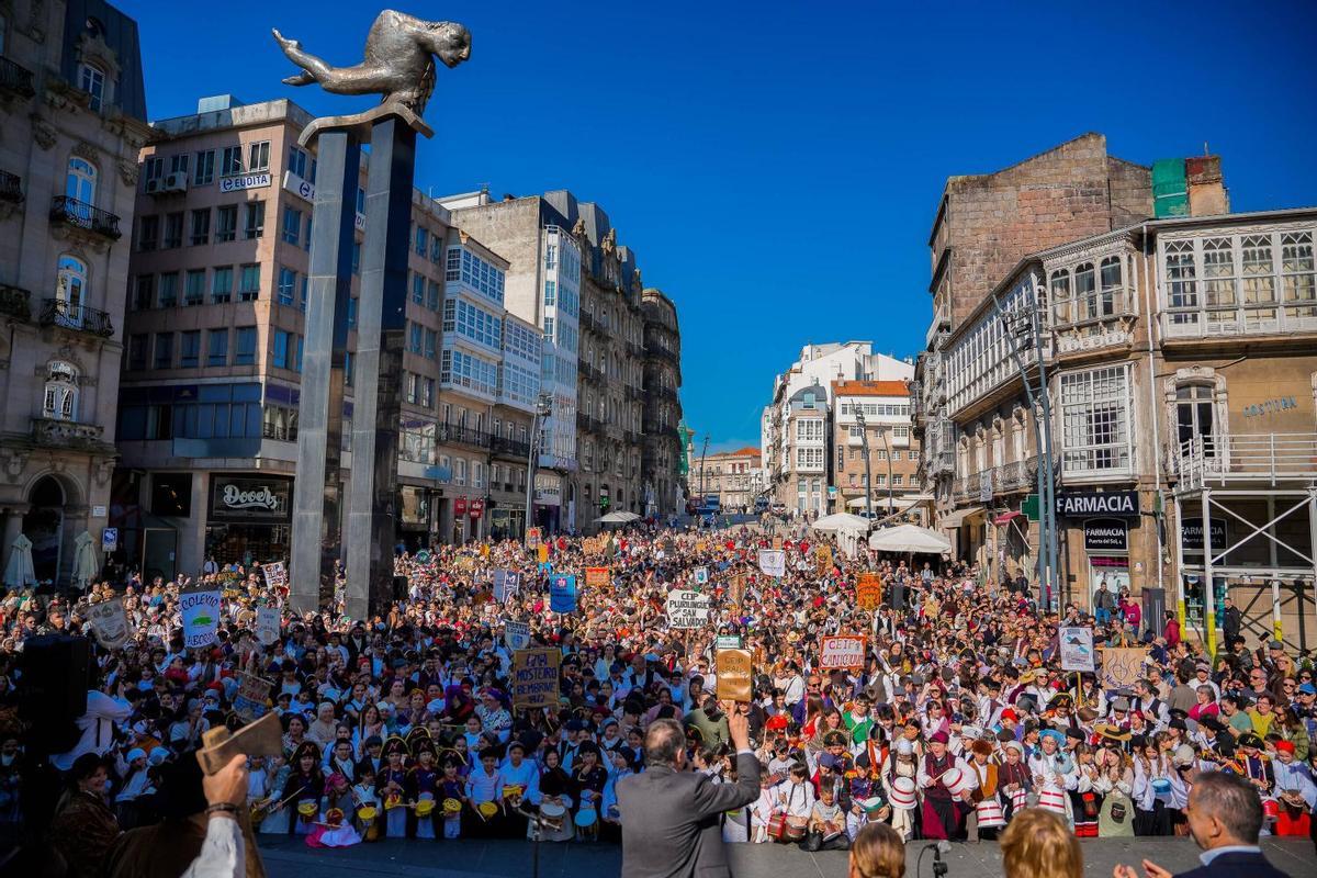 Más de 2.000 escolares toman Vigo con la Reconquistiña