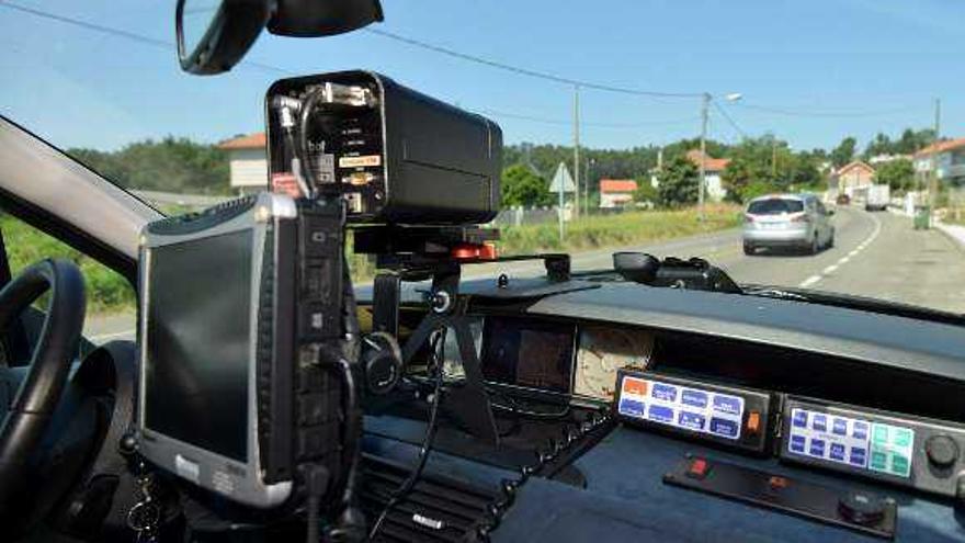 Un radar instalado en un vehículo en un vial de Pontevedra. // G. Santos