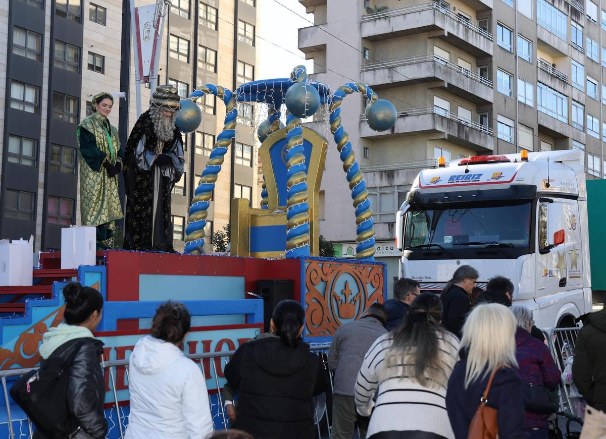 Mucho colorido y más caramelos en la Cabalgata de los Reyes Magos en Vigo