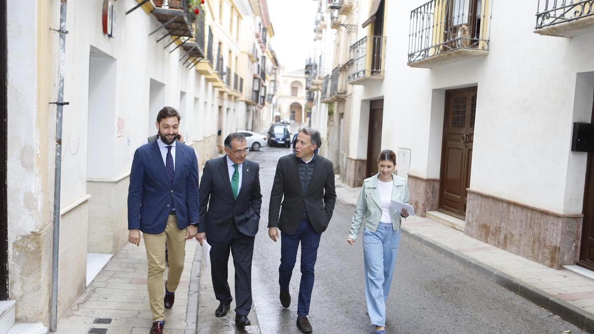 Fulgencio Gil recorre la calle Santiago junto a al director del Itrem, y los ediles de Turismo y Fomento.
