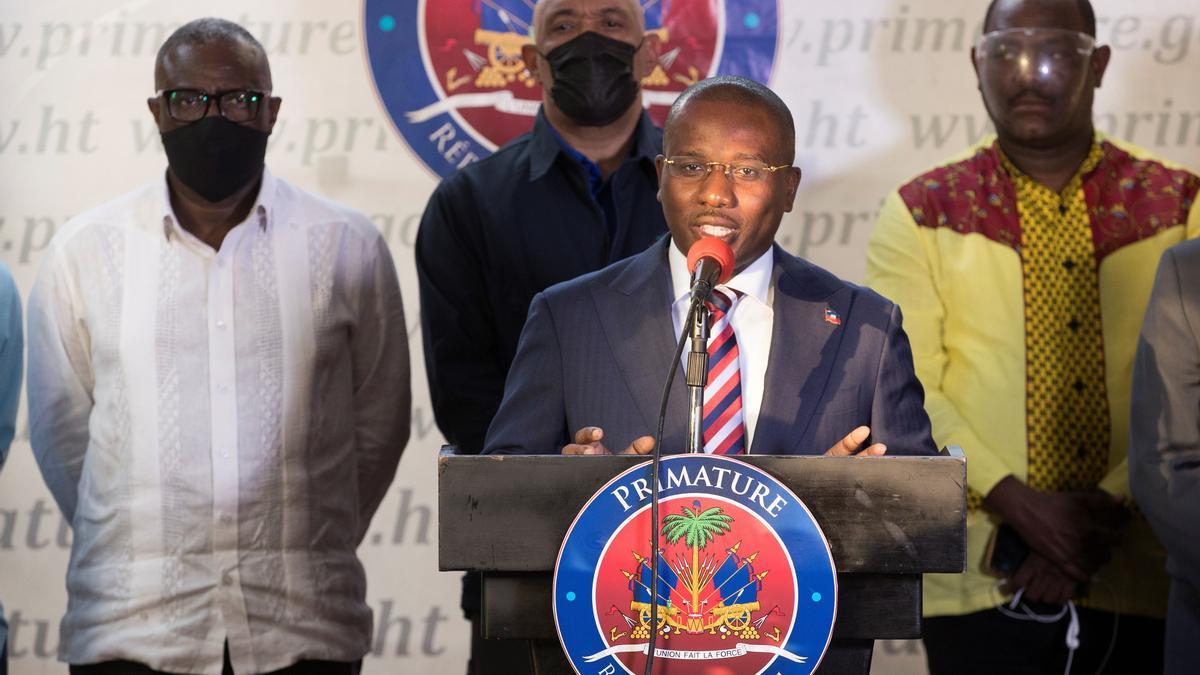 El primer ministro haitiano, Claude Joseph, anuncia la detención de uno de los sospechosos.