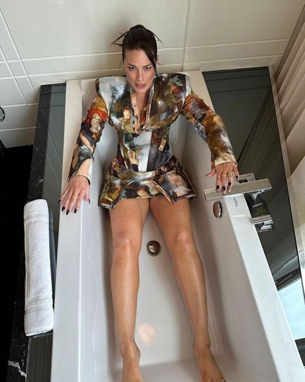 Ashley Graham posa en la bañera vestida de Balmain