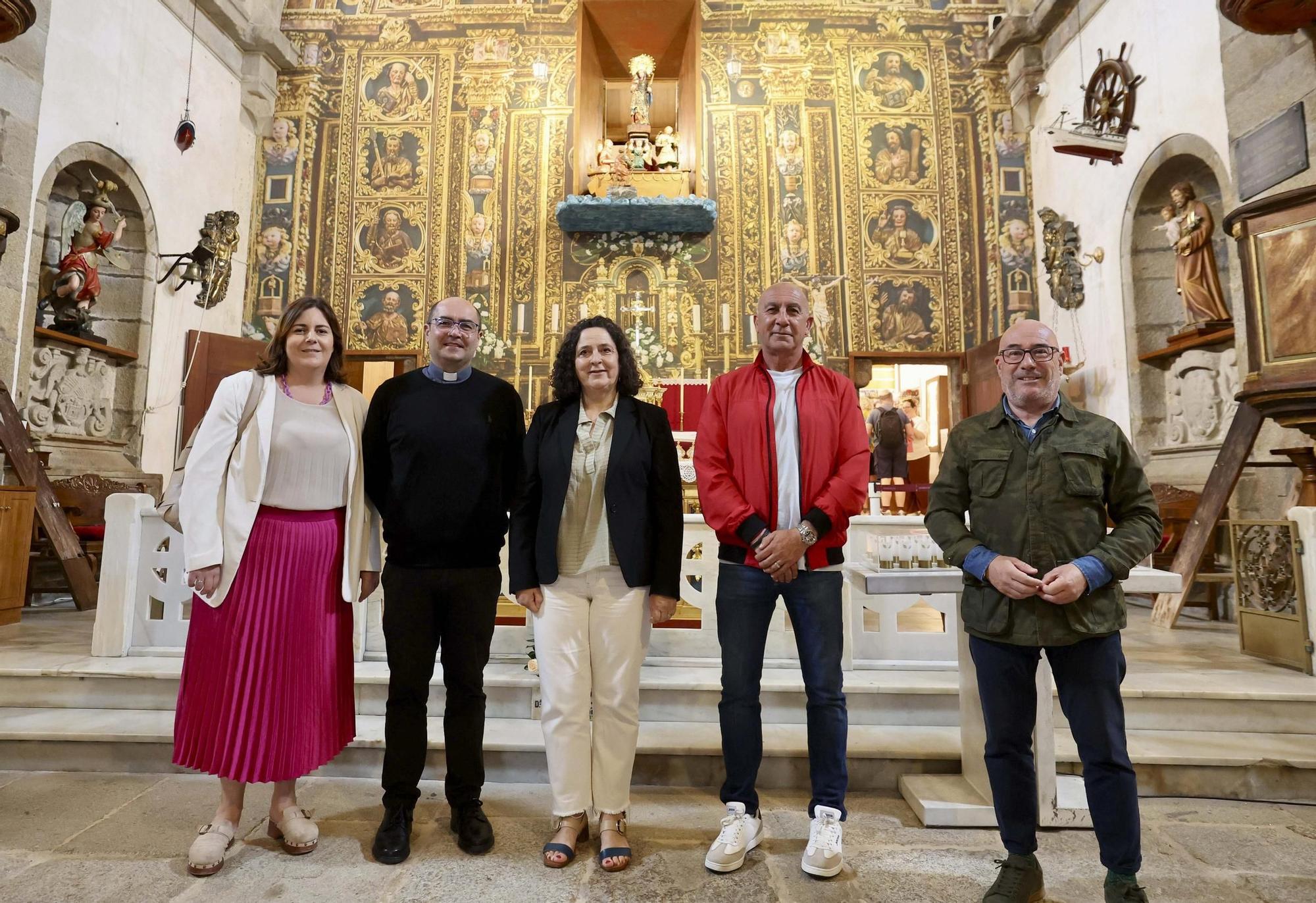 Vilela, esquerda, Turnes, Do Campo, Sar e Monteserín no santuario da Barca.