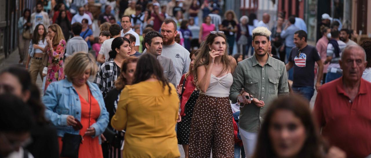 Gente paseando por La Laguna, en una imagen de archivo