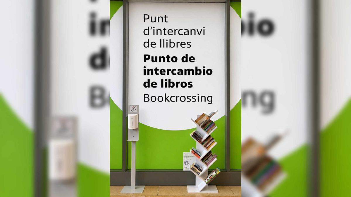 El punt d'intercanvi de llibres de l'aeroport de Girona.