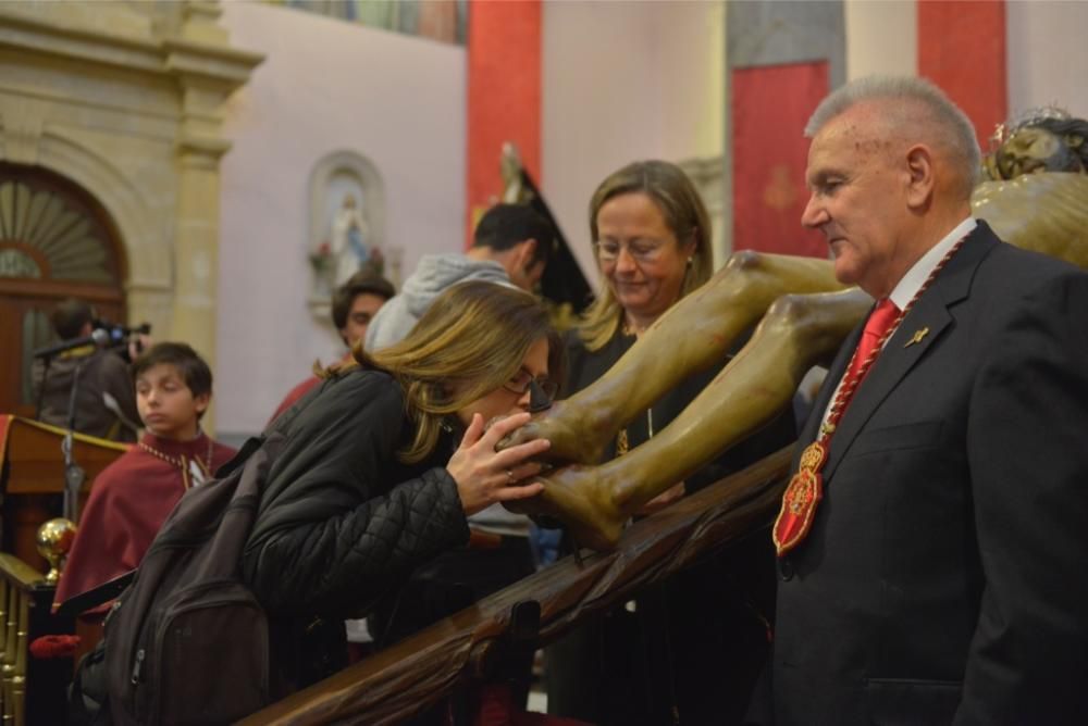 La lluvia no puede con el Besapié del Perdón