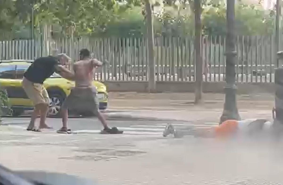 El presunto agrasor pega a otra persona que intenta separar en la calle Ingeniero José Sirera