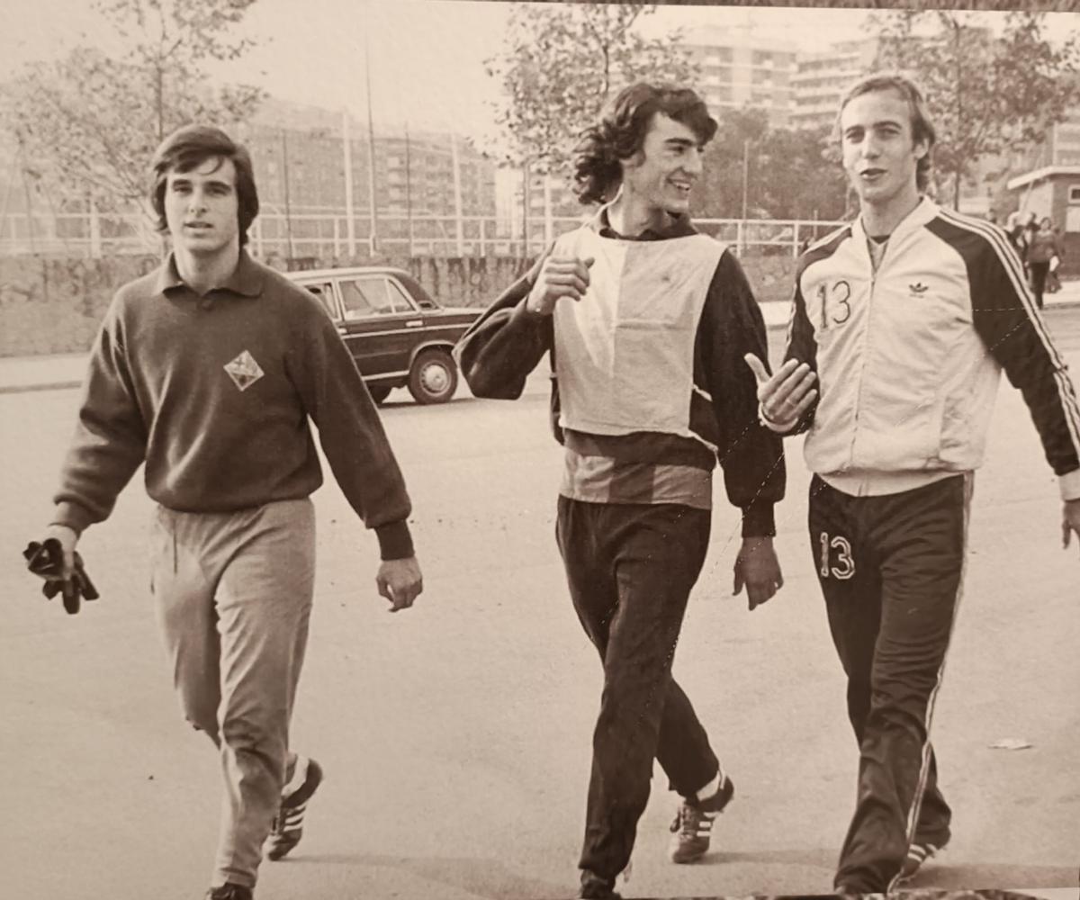 Un jove Quim Ferrer, amb Moratalla i Neskeens al final d'un entrenament del primer equip