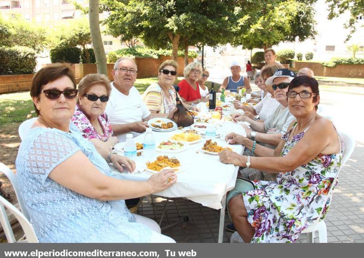 Paella monumental y baile de la tercera edad en la Panderola