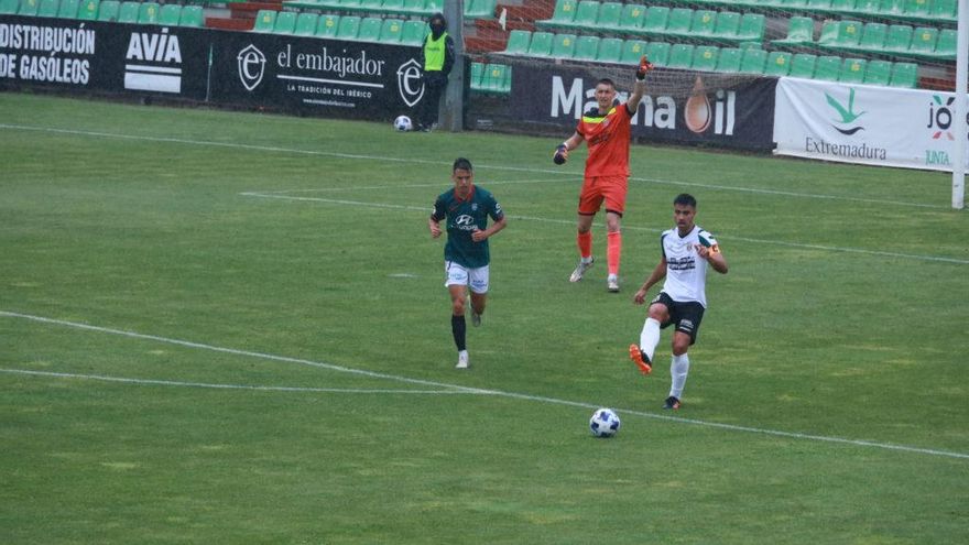 Erik, capitán del Mérida, saca el balón.