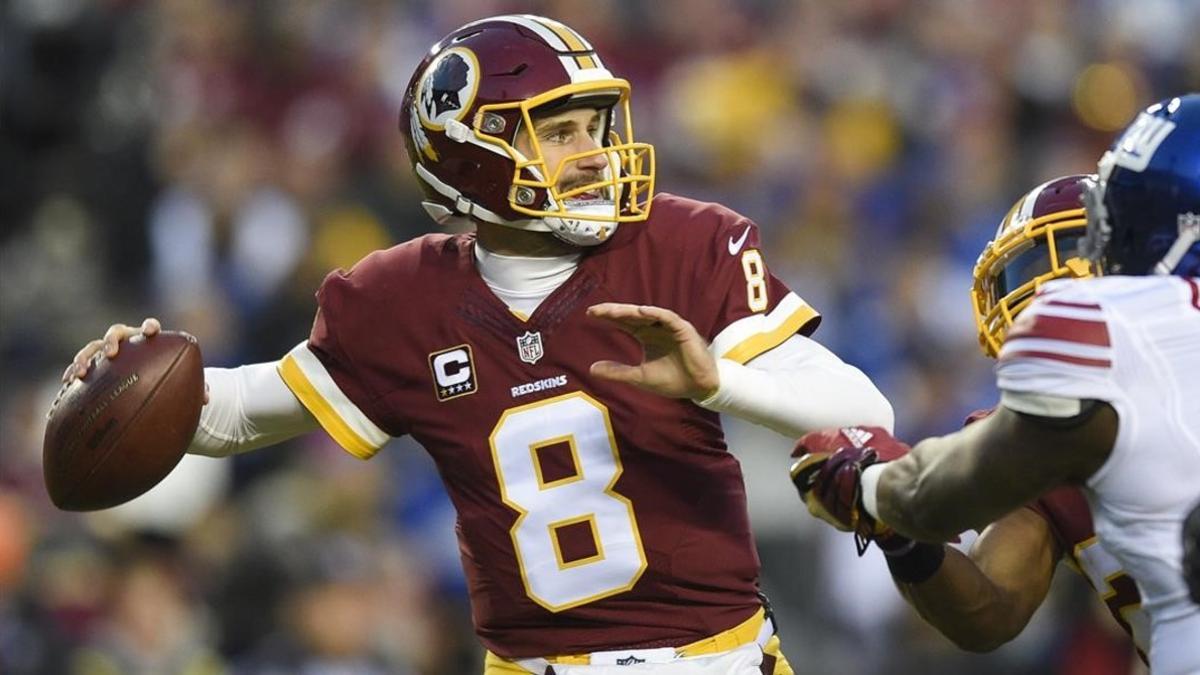 Kirk Cousins lanza el balón