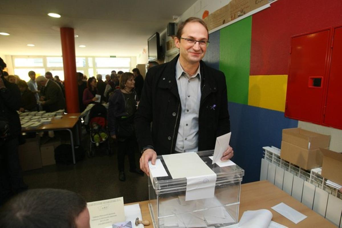 Joan Herrera, candidato de ICV, votando en su colegio electoral.