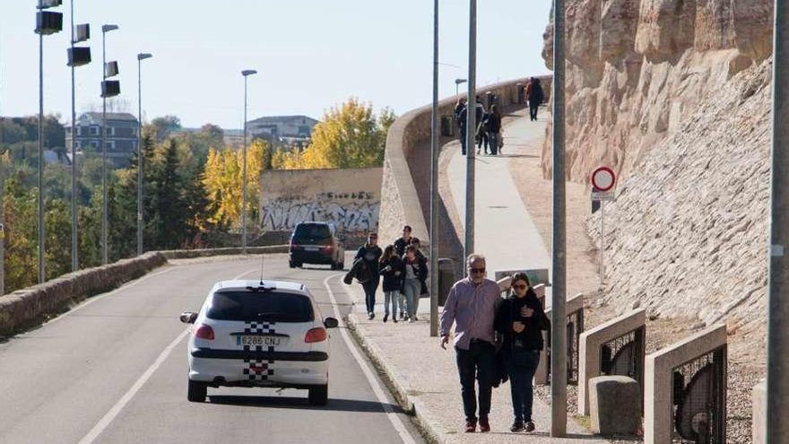 Viandantes pasean por las aceras que serán mejoradas en la avenida de Vigo.