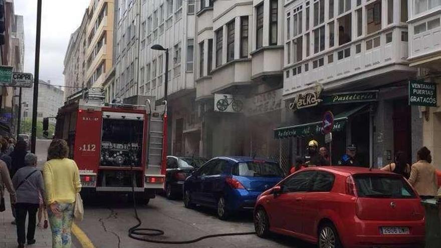 Un incendio obliga a desalojar una céntrica pastelería de Betanzos