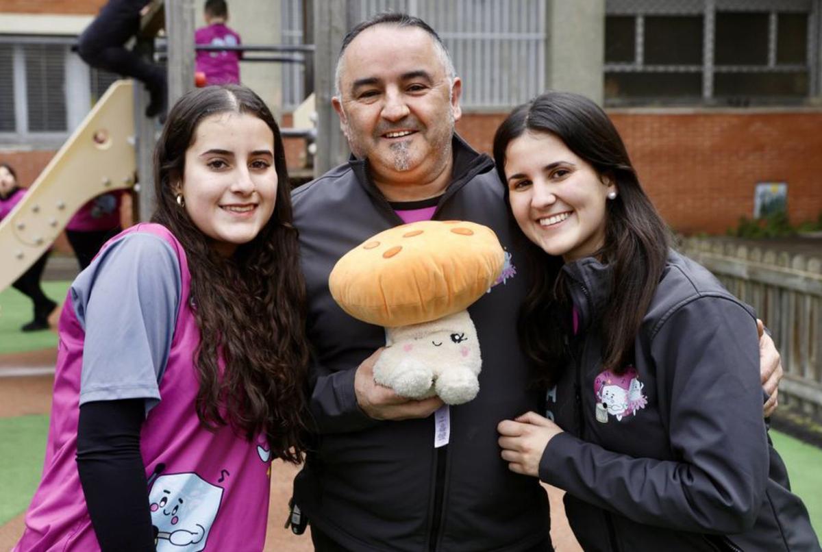 Gil Nogueiro, con sus hijas Carla, a la izquierda, y Sara. | MARCOS LEÓN