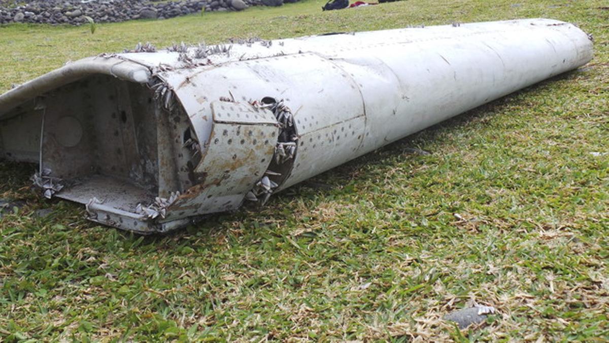 Fragment d’una ala de l’avió malaisi desaparegut a l’Índic el març del 2014.