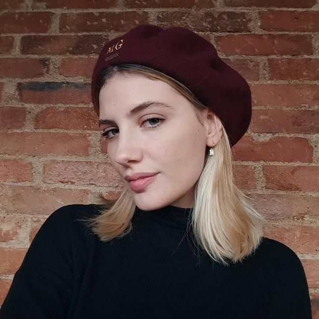 Miriam Giovanelli con boina personalizada de Intropia