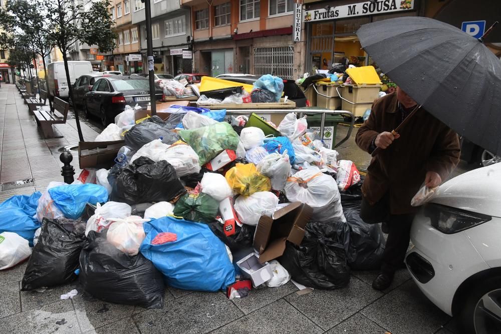 El servicio se ha reforzado esta mañana en la ronda de Nelle y el centro, donde se acumulan más residuos