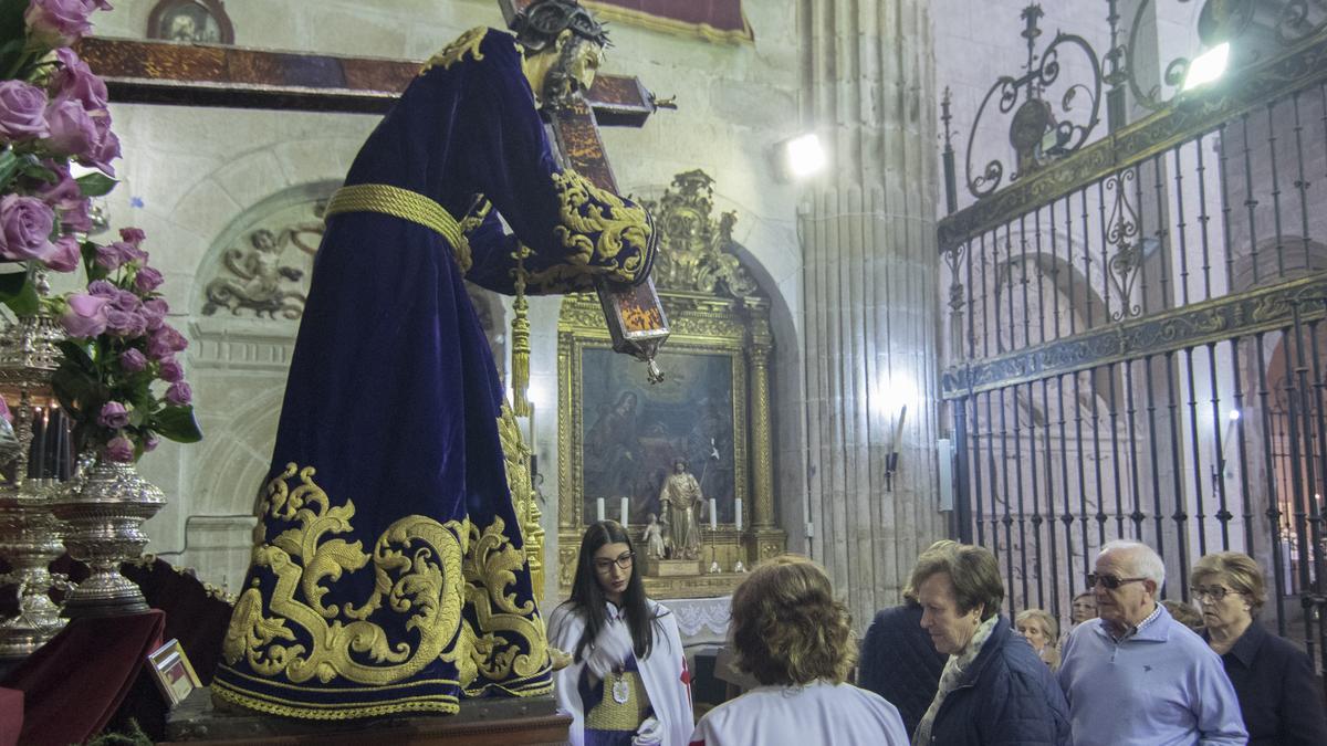 Una imagen de la talla de Jesús Nazareno durante su tradicional besapié.