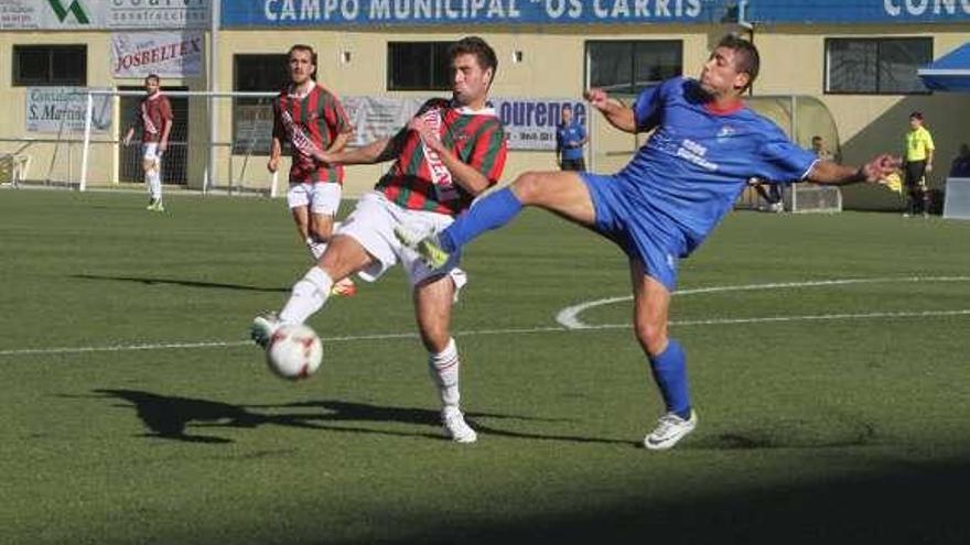 Un jugador del Barbadás intenta controlar un balón. // Iñaki Osorio