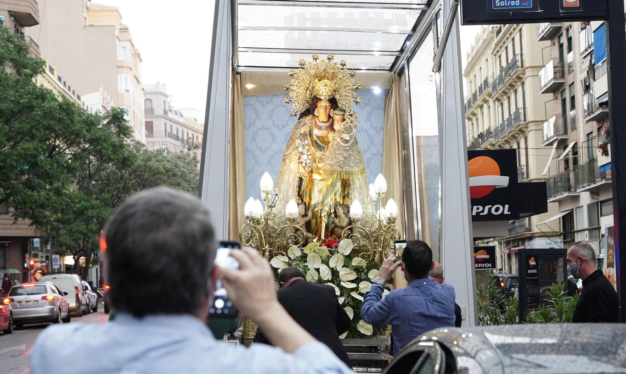 Así fue el pase de la Virgen de los Desamparados por València con el Maremóvil