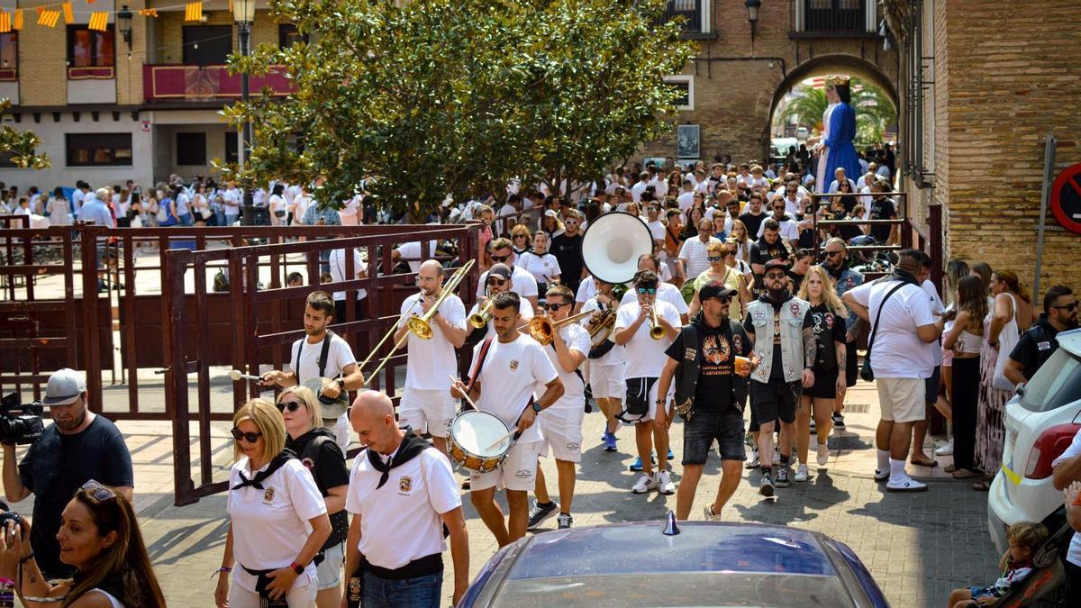 La charanga El Estropicio recorrerá las diferentes calles de la localidad animando a los vecinos y visitantes.