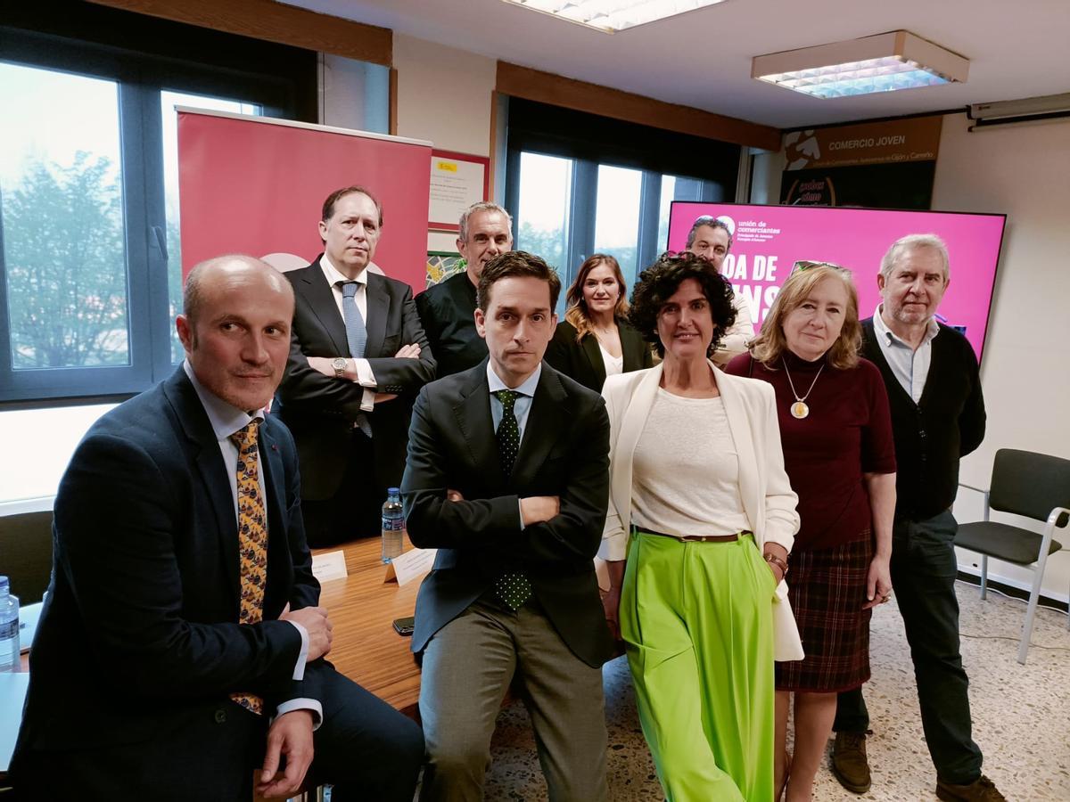 Sara Menéndez, en el centro y de blanco, junto a miembros de la Unión de Comerciantes y el equipo legal que presentará el recurso.